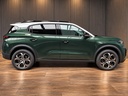 Donkergroene SUV in showroomlicht