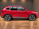 Rode SUV in stijlvolle showroom