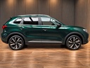 Groene SUV in moderne showroom
